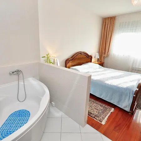 Lux M&l Apartment Split